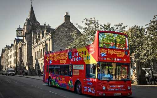 Tour Hop-On Hop-Off por Edimburgo Autobús descapotable frente al Castillo de Edimburgo