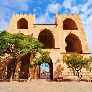 Descubre Valencia con los tours en autobús turístico – Visita a medida en 2025 Explora Valencia a tu ritmo con los tours en autobús con paradas libres – Vistas panorámicas, guías de audio y paradas ilimitadas en 2025